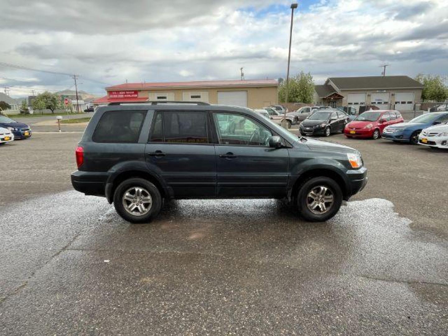 2004 Honda Pilot EX w/ Leather (2HKYF18584H) with an 3.5L V6 SOHC 24V engine, 5-Speed Automatic transmission, located at 1821 N Montana Ave., Helena, MT, 59601, 46.603447, -112.022781 - Photo#1