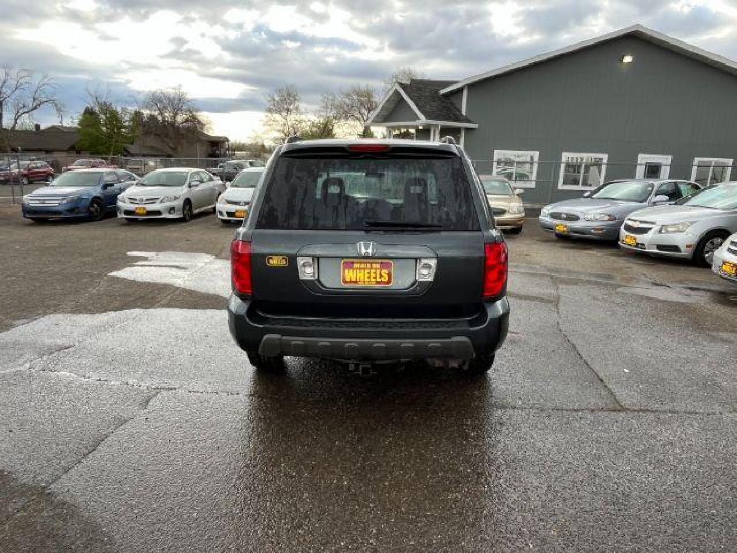 2004 Honda Pilot EX w/ Leather (2HKYF18584H) with an 3.5L V6 SOHC 24V engine, 5-Speed Automatic transmission, located at 1821 N Montana Ave., Helena, MT, 59601, 46.603447, -112.022781 - Photo#4