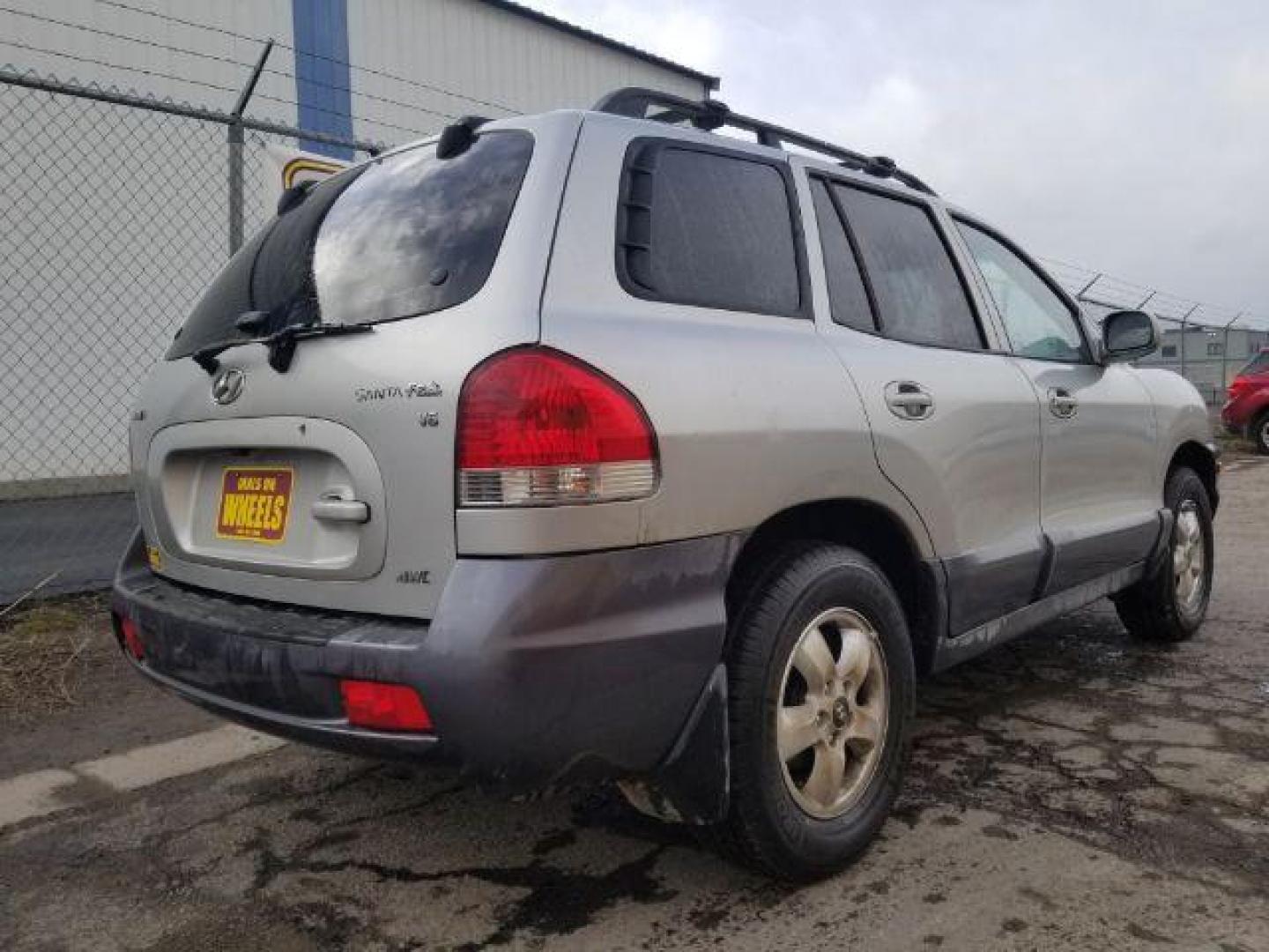 2005 Hyundai Santa Fe GLS 2.7L 4WD (KM8SC73D65U) with an 2.7L V6 DOHC 24V engine, 4-Speed Automatic transmission, located at 1800 West Broadway, Missoula, 59808, (406) 543-1986, 46.881348, -114.023628 - Photo#4