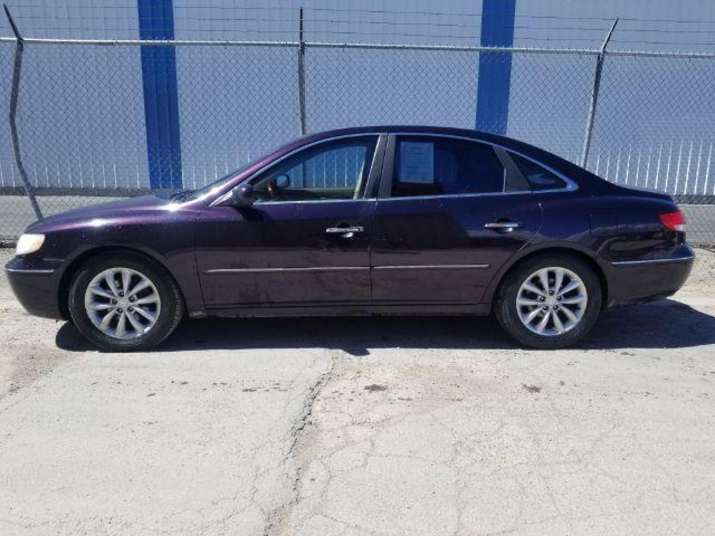 2006 Hyundai Azera Limited (KMHFC46F06A) with an 3.8L V6 DOHC 24V engine, 5-Speed Automatic transmission, located at 4801 10th Ave S,, Great Falls, MT, 59405, 47.494347, -111.229942 - Photo#2