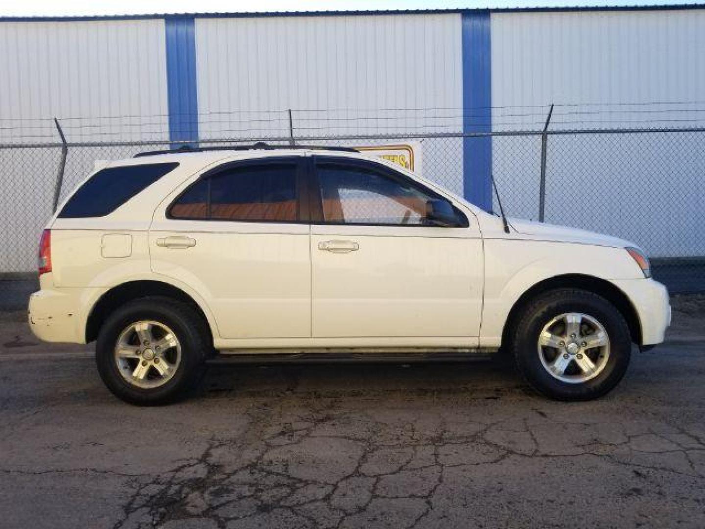 2006 Kia Sorento LX 4WD (KNDJC733865) with an 3.5L V6 DOHC 16V engine, located at 601 E. Idaho St., Kalispell, MT, 59901, 48.203983, -114.308662 - Photo#3