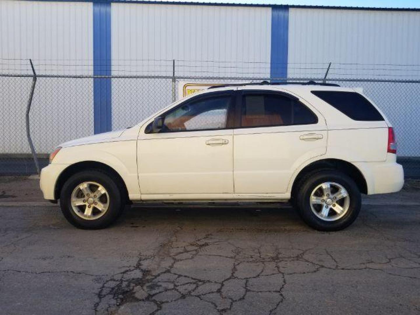 2006 Kia Sorento LX 4WD (KNDJC733865) with an 3.5L V6 DOHC 16V engine, located at 601 E. Idaho St., Kalispell, MT, 59901, 48.203983, -114.308662 - Photo#5