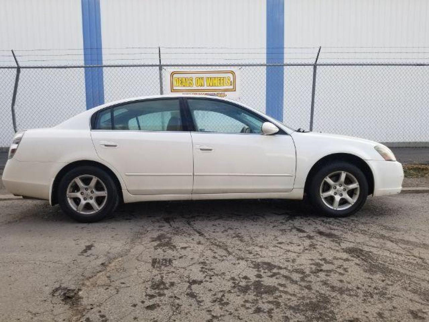 2006 Nissan Altima 3.5 SE (1N4BL11D46N) with an 3.5L V6 DOHC 24V engine, located at 601 E. Idaho St., Kalispell, MT, 59901, 48.203983, -114.308662 - Photo#3