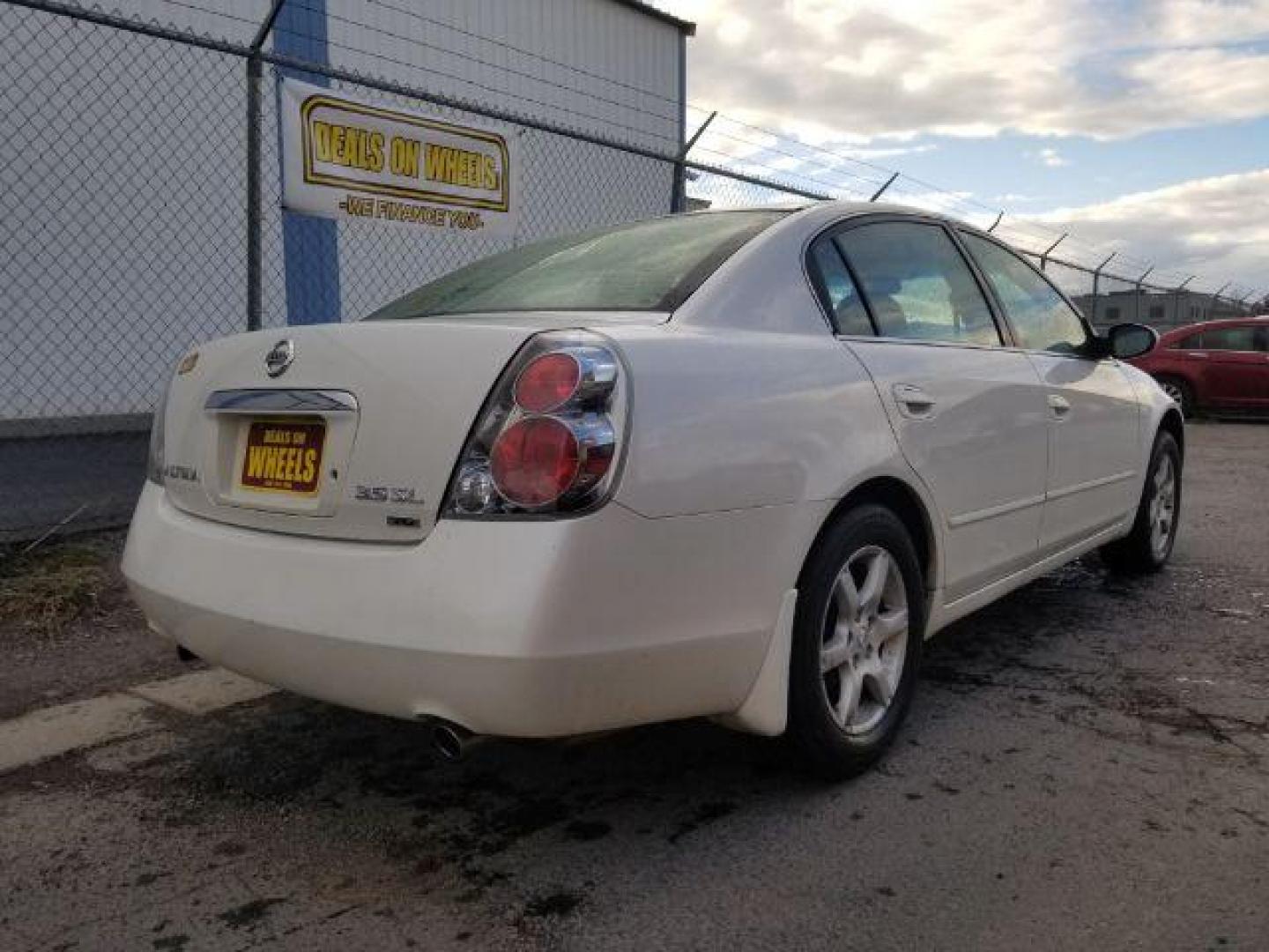 2006 Nissan Altima 3.5 SE (1N4BL11D46N) with an 3.5L V6 DOHC 24V engine, located at 601 E. Idaho St., Kalispell, MT, 59901, 48.203983, -114.308662 - Photo#4