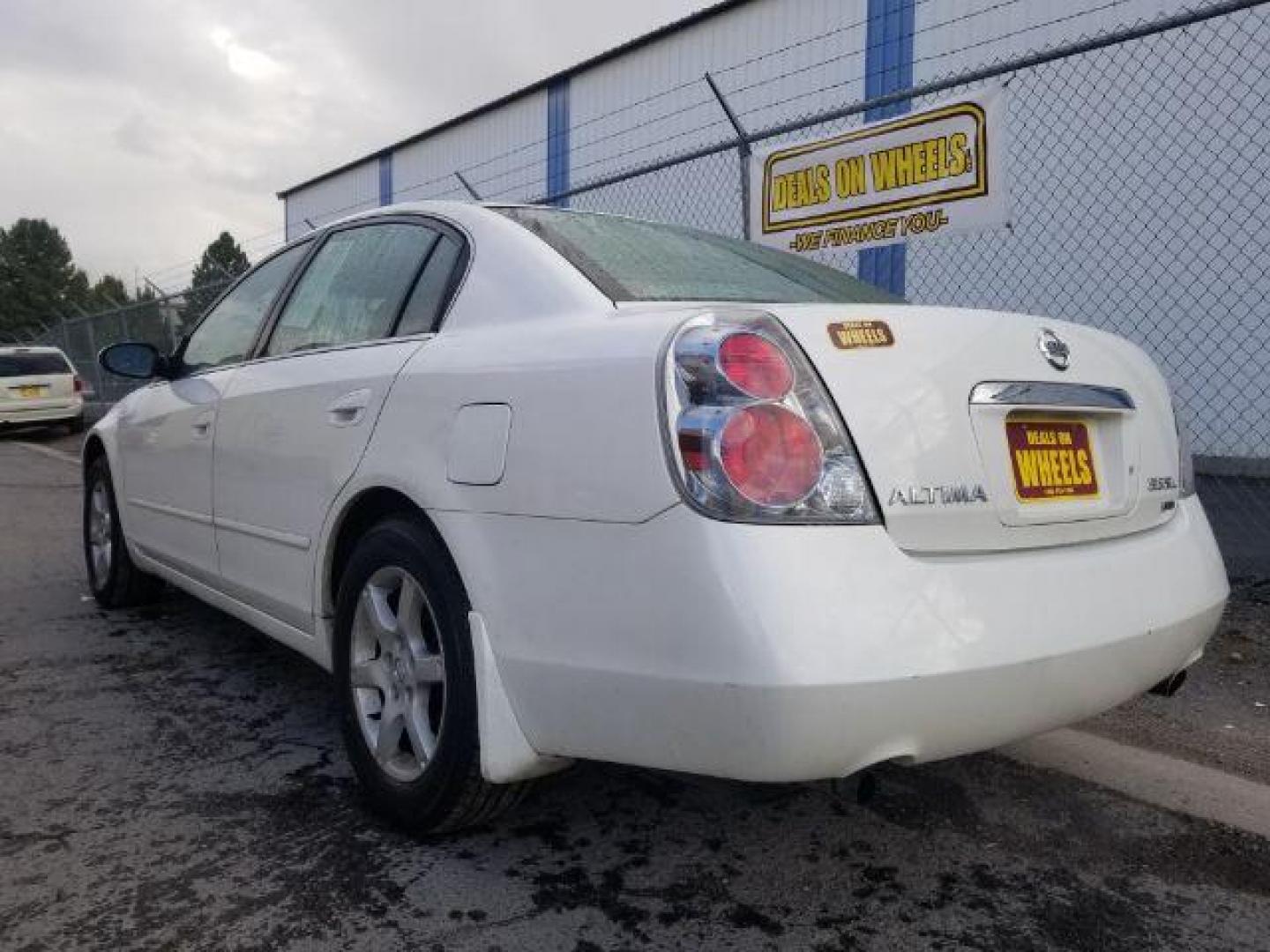 2006 Nissan Altima 3.5 SE (1N4BL11D46N) with an 3.5L V6 DOHC 24V engine, located at 601 E. Idaho St., Kalispell, MT, 59901, 48.203983, -114.308662 - Photo#5