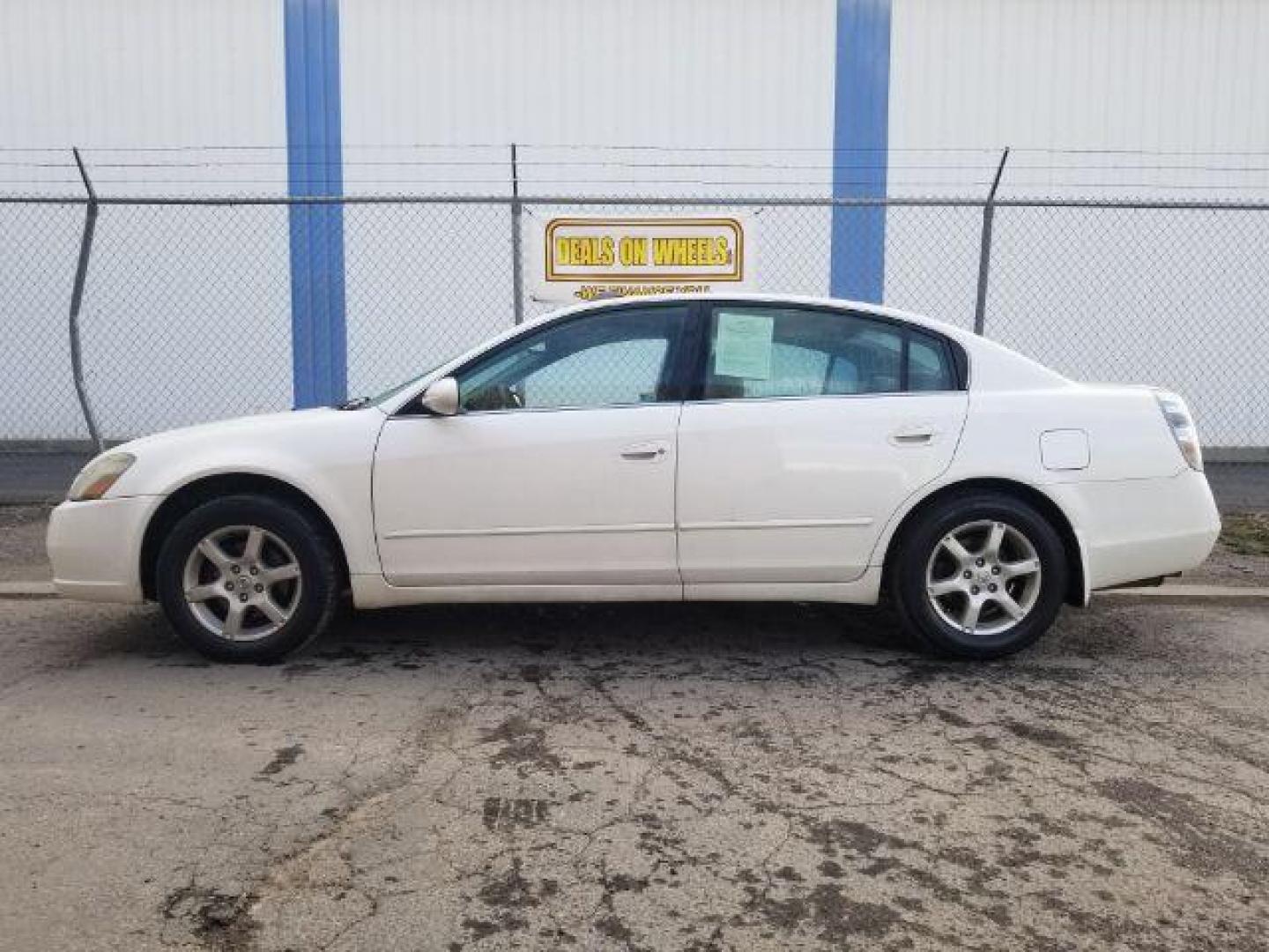 2006 Nissan Altima 3.5 SE (1N4BL11D46N) with an 3.5L V6 DOHC 24V engine, located at 601 E. Idaho St., Kalispell, MT, 59901, 48.203983, -114.308662 - Photo#6