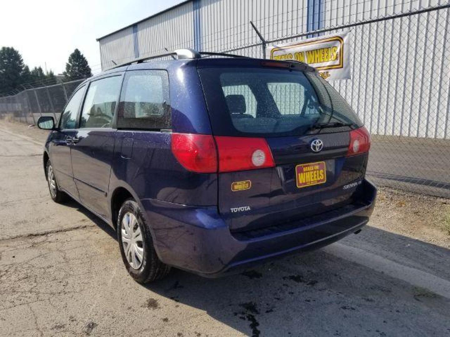 2006 Toyota Sienna LE 8-Passenger (5TDZA23C96S) with an 3.3L V6 DOHC 24V engine, 5-Speed Automatic transmission, located at 1821 N Montana Ave., Helena, MT, 59601, 46.603447, -112.022781 - Photo#3