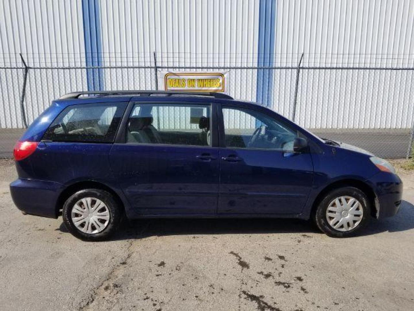 2006 Toyota Sienna LE 8-Passenger (5TDZA23C96S) with an 3.3L V6 DOHC 24V engine, 5-Speed Automatic transmission, located at 1821 N Montana Ave., Helena, MT, 59601, 46.603447, -112.022781 - Photo#5