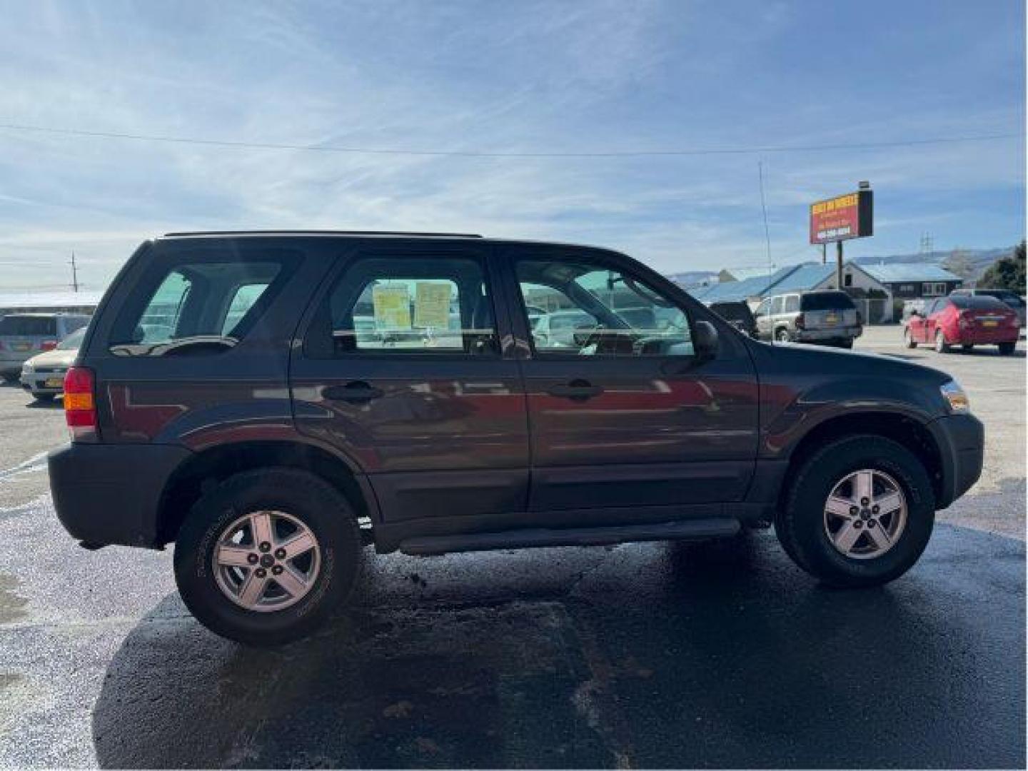 2007 Tungsten Grey Metallic Ford Escape XLS 4WD (1FMCU92Z87K) with an 2.3L L4 DOHC 16V engine, 4-Speed Automatic transmission, located at 601 E. Idaho St., Kalispell, MT, 59901, 48.203983, -114.308662 - Photo#3