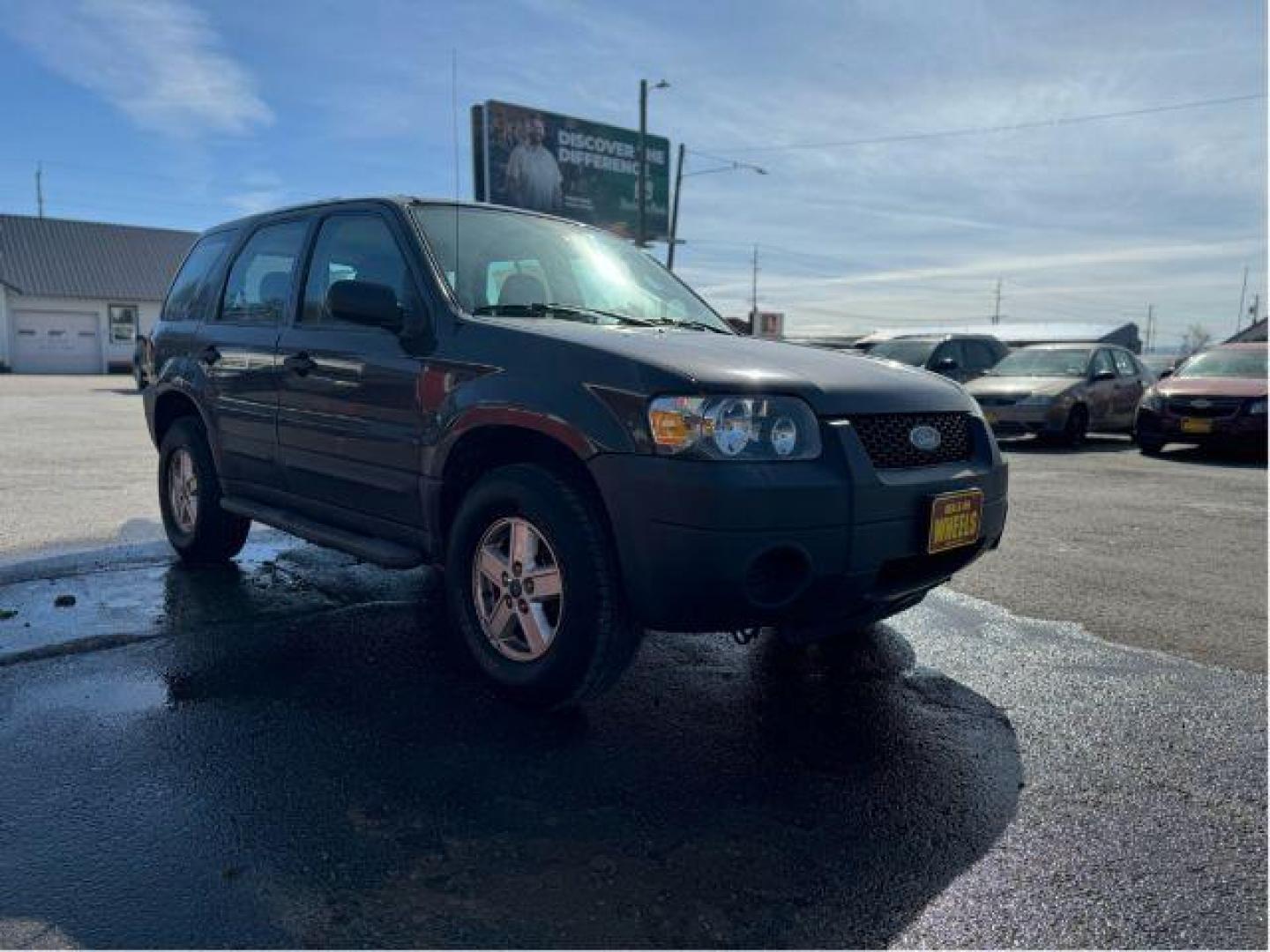 2007 Tungsten Grey Metallic Ford Escape XLS 4WD (1FMCU92Z87K) with an 2.3L L4 DOHC 16V engine, 4-Speed Automatic transmission, located at 601 E. Idaho St., Kalispell, MT, 59901, 48.203983, -114.308662 - Photo#4