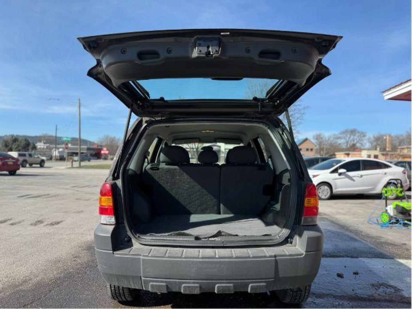 2007 Tungsten Grey Metallic Ford Escape XLS 4WD (1FMCU92Z87K) with an 2.3L L4 DOHC 16V engine, 4-Speed Automatic transmission, located at 601 E. Idaho St., Kalispell, MT, 59901, 48.203983, -114.308662 - Photo#5