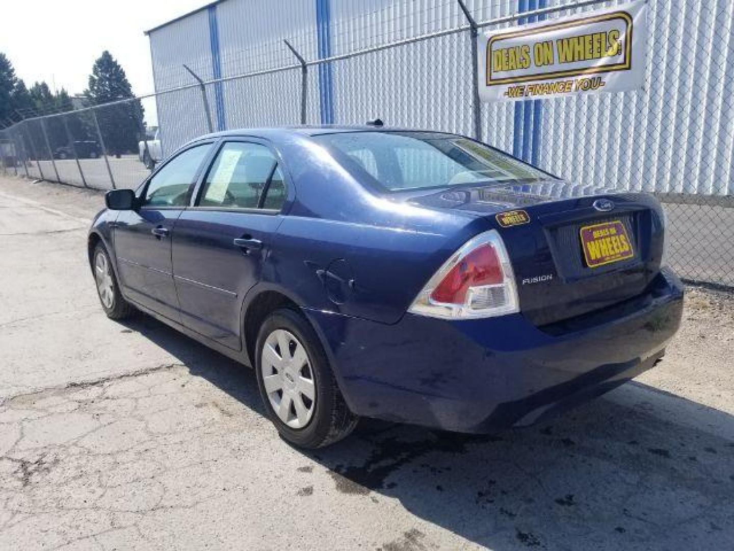 2007 Ford Fusion S (3FAHP06Z97R) with an 2.3L L4 DOHC 16V engine, located at 601 E. Idaho St., Kalispell, MT, 59901, 48.203983, -114.308662 - Photo#3