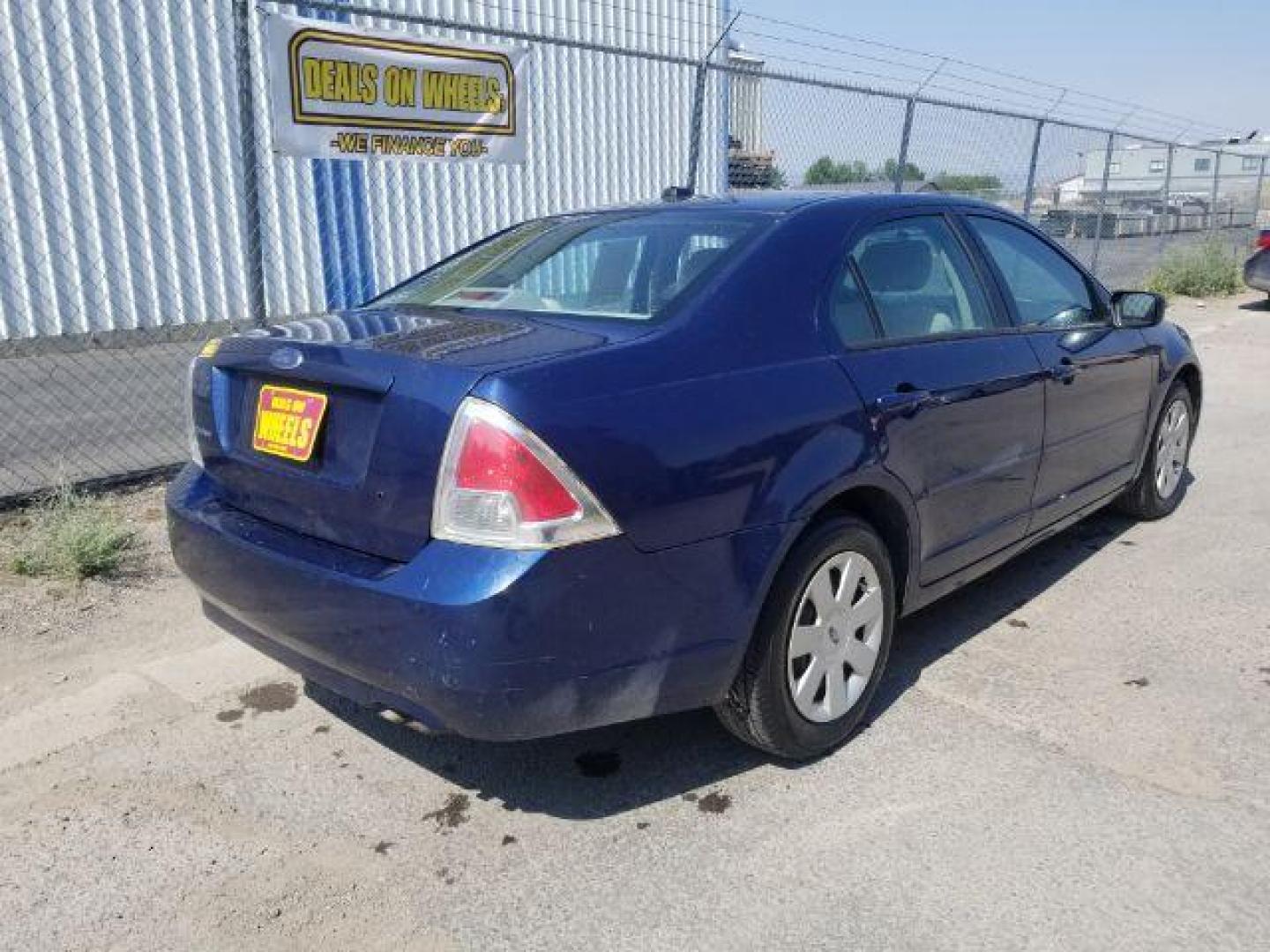 2007 Ford Fusion S (3FAHP06Z97R) with an 2.3L L4 DOHC 16V engine, located at 601 E. Idaho St., Kalispell, MT, 59901, 48.203983, -114.308662 - Photo#4