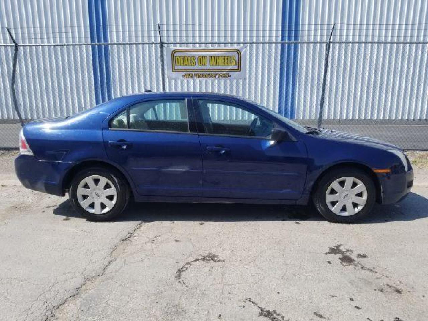 2007 Ford Fusion S (3FAHP06Z97R) with an 2.3L L4 DOHC 16V engine, located at 601 E. Idaho St., Kalispell, MT, 59901, 48.203983, -114.308662 - Photo#5