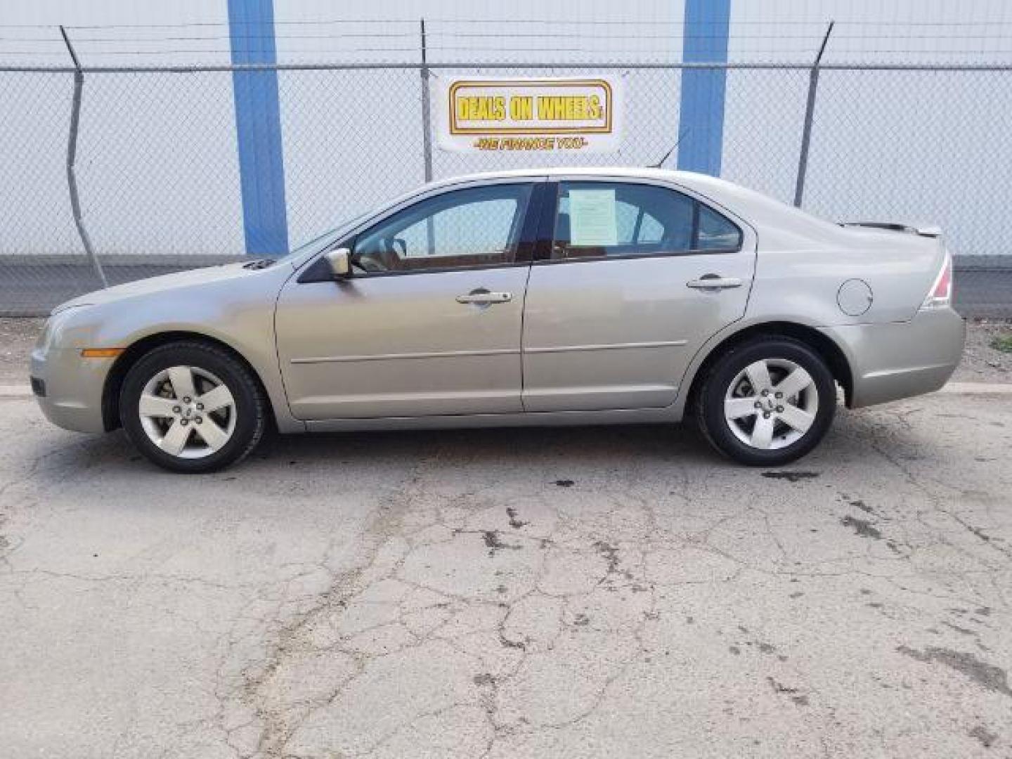 2008 Ford Fusion SE (3FAHP07Z48R) with an 2.3L L4 DOHC 16V engine, located at 601 E. Idaho St., Kalispell, MT, 59901, 48.203983, -114.308662 - Photo#2