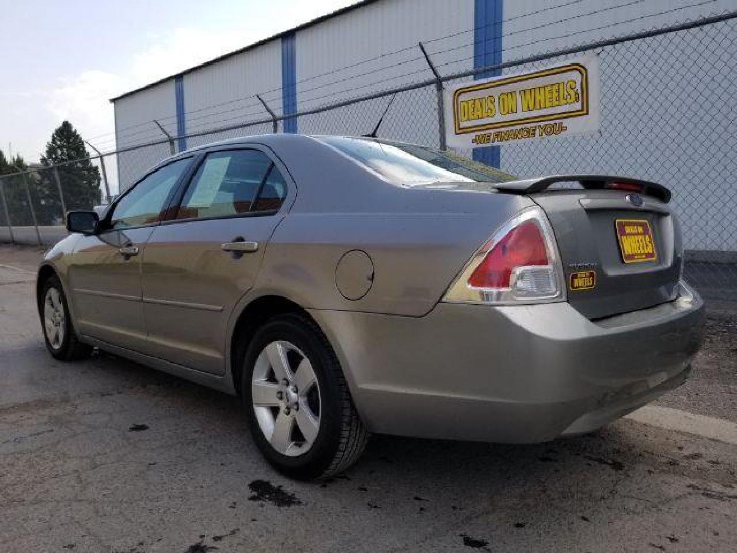 2008 Ford Fusion SE (3FAHP07Z48R) with an 2.3L L4 DOHC 16V engine, located at 601 E. Idaho St., Kalispell, MT, 59901, 48.203983, -114.308662 - Photo#3