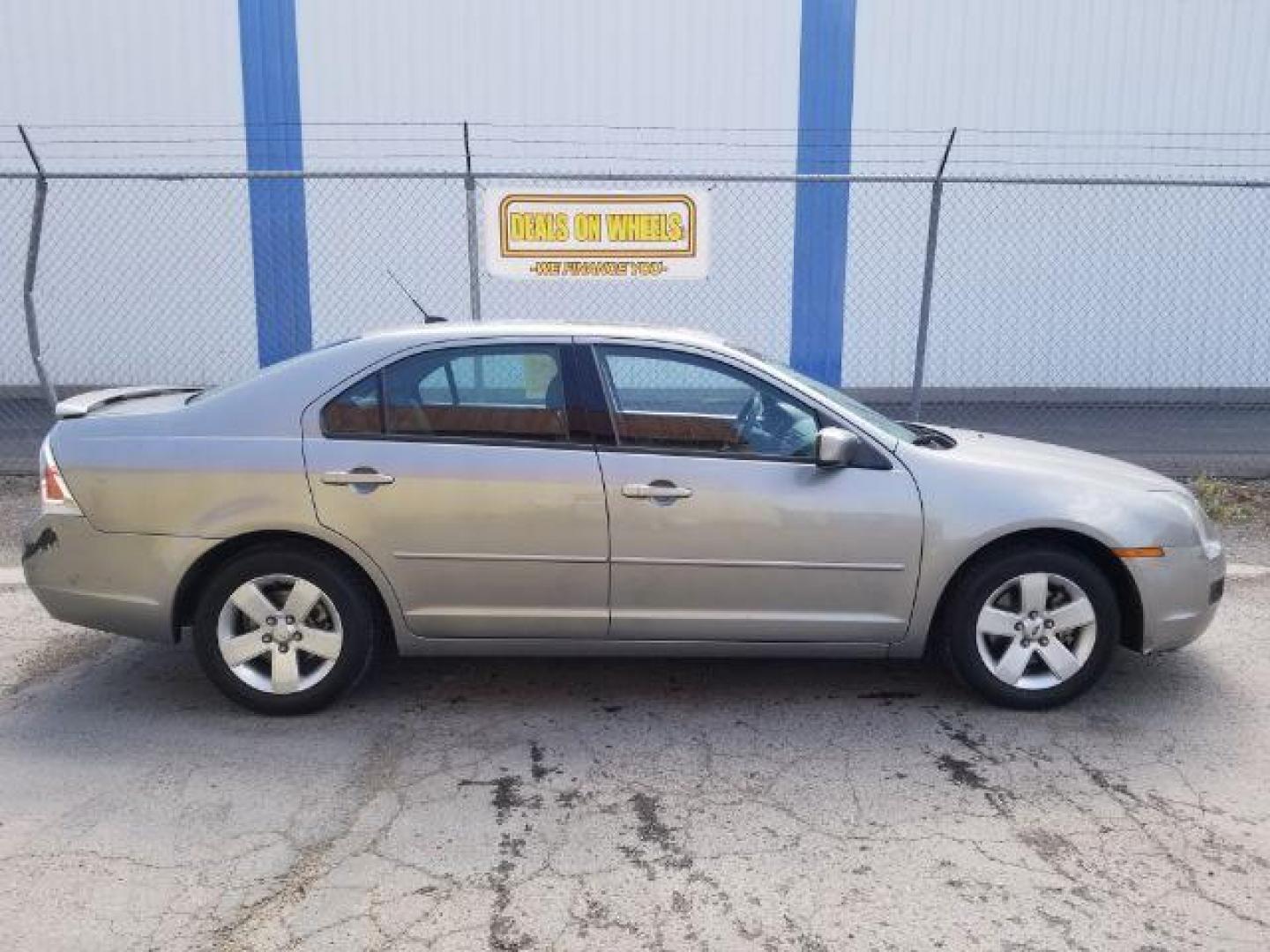 2008 Ford Fusion SE (3FAHP07Z48R) with an 2.3L L4 DOHC 16V engine, located at 601 E. Idaho St., Kalispell, MT, 59901, 48.203983, -114.308662 - Photo#6