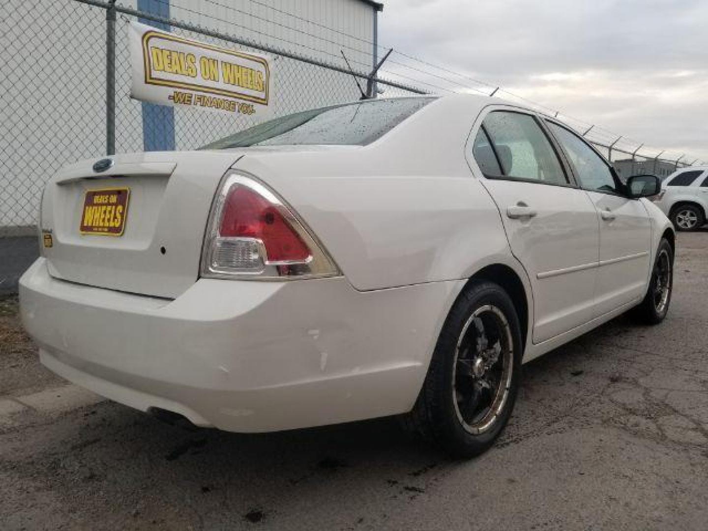 2008 Ford Fusion S (3FAHP06Z58R) with an 2.3L L4 DOHC 16V engine, located at 601 E. Idaho St., Kalispell, MT, 59901, 48.203983, -114.308662 - Photo#4