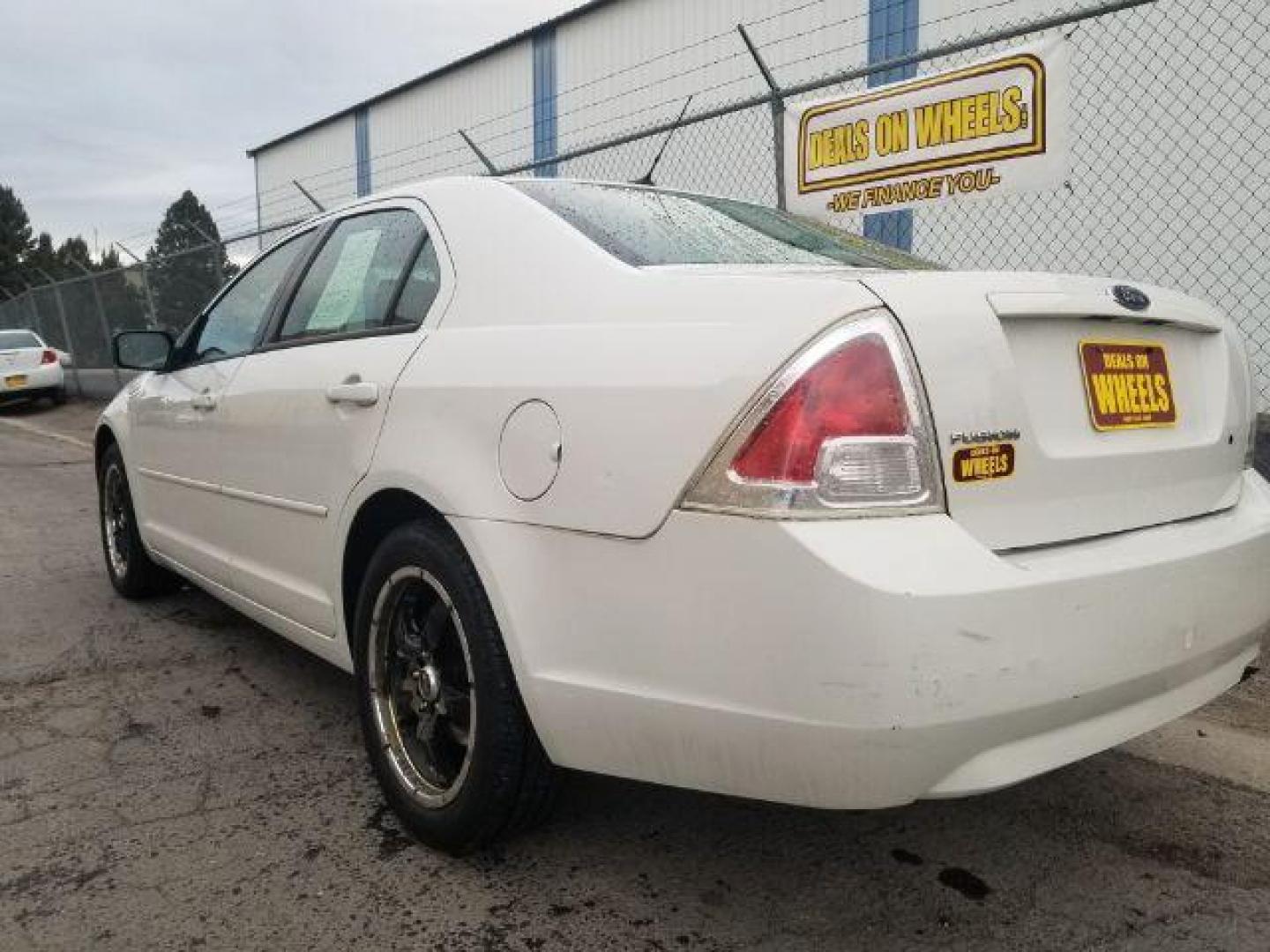 2008 Ford Fusion S (3FAHP06Z58R) with an 2.3L L4 DOHC 16V engine, located at 601 E. Idaho St., Kalispell, MT, 59901, 48.203983, -114.308662 - Photo#5