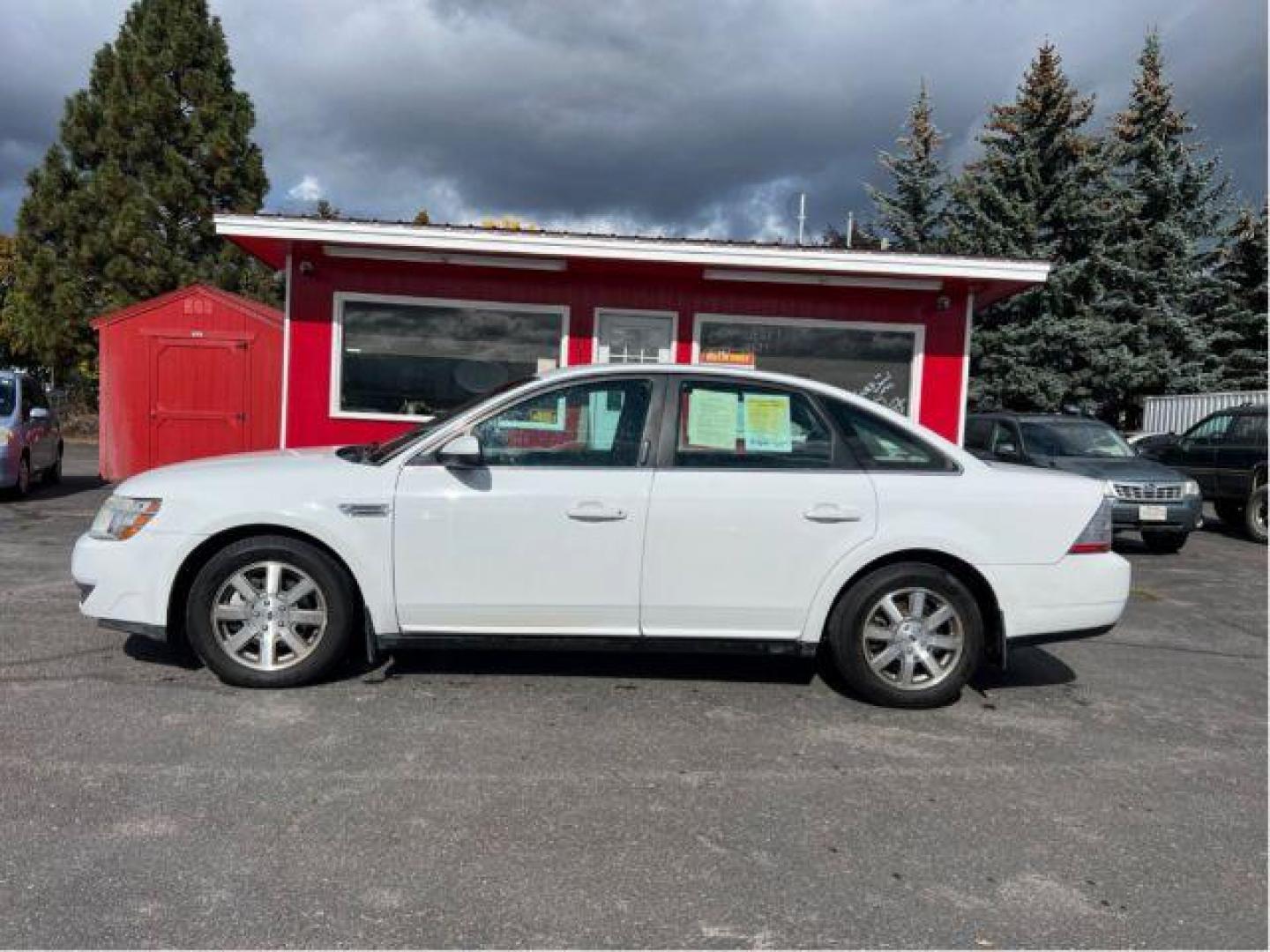 2008 Ford Taurus SEL (1FAHP24W48G) with an 3.5L V6 DOHC 24V engine, 6-Speed Automatic transmission, located at 601 E. Idaho St., Kalispell, MT, 59901, 48.203983, -114.308662 - Photo#1