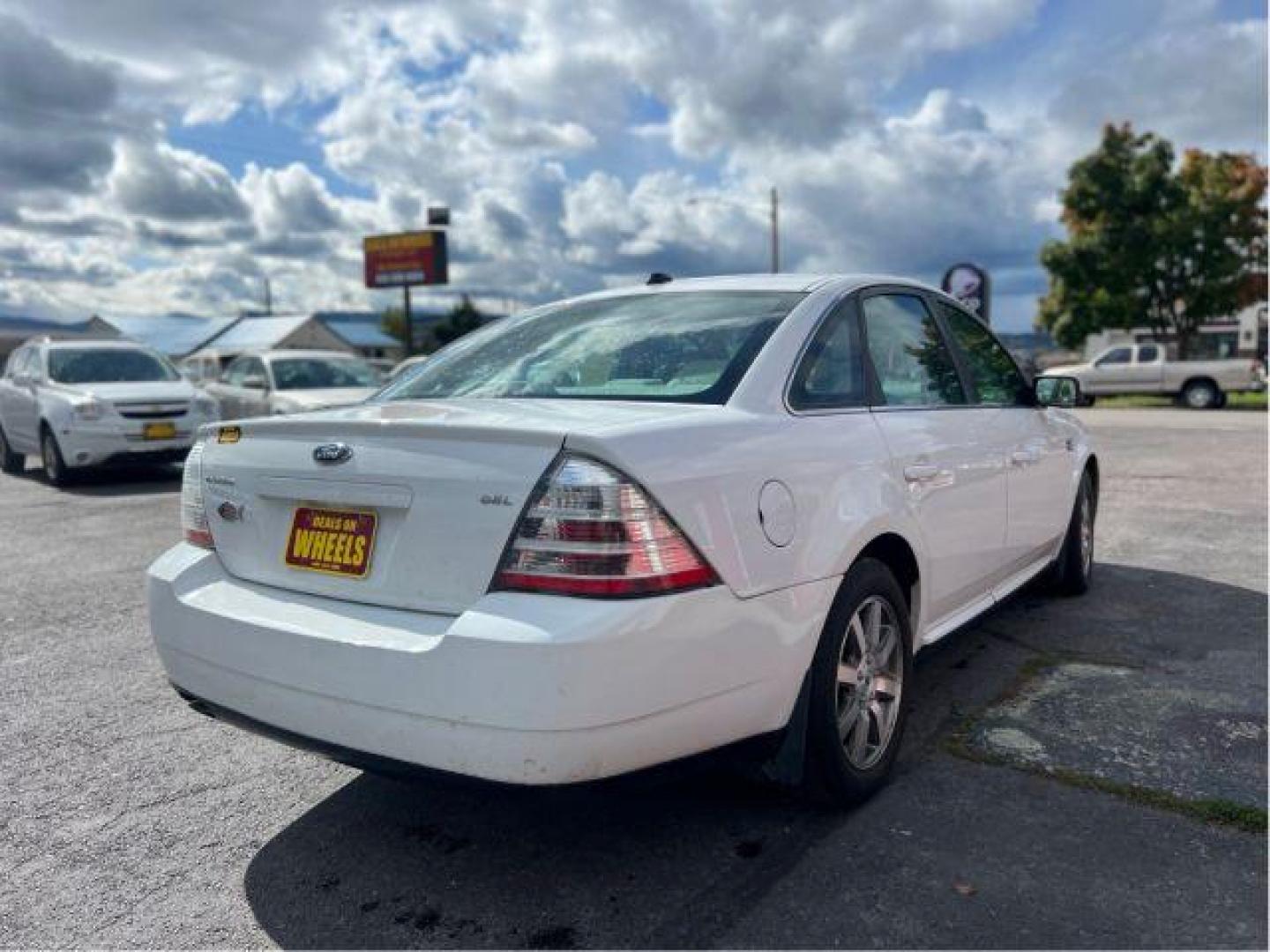 2008 Ford Taurus SEL (1FAHP24W48G) with an 3.5L V6 DOHC 24V engine, 6-Speed Automatic transmission, located at 601 E. Idaho St., Kalispell, MT, 59901, 48.203983, -114.308662 - Photo#4