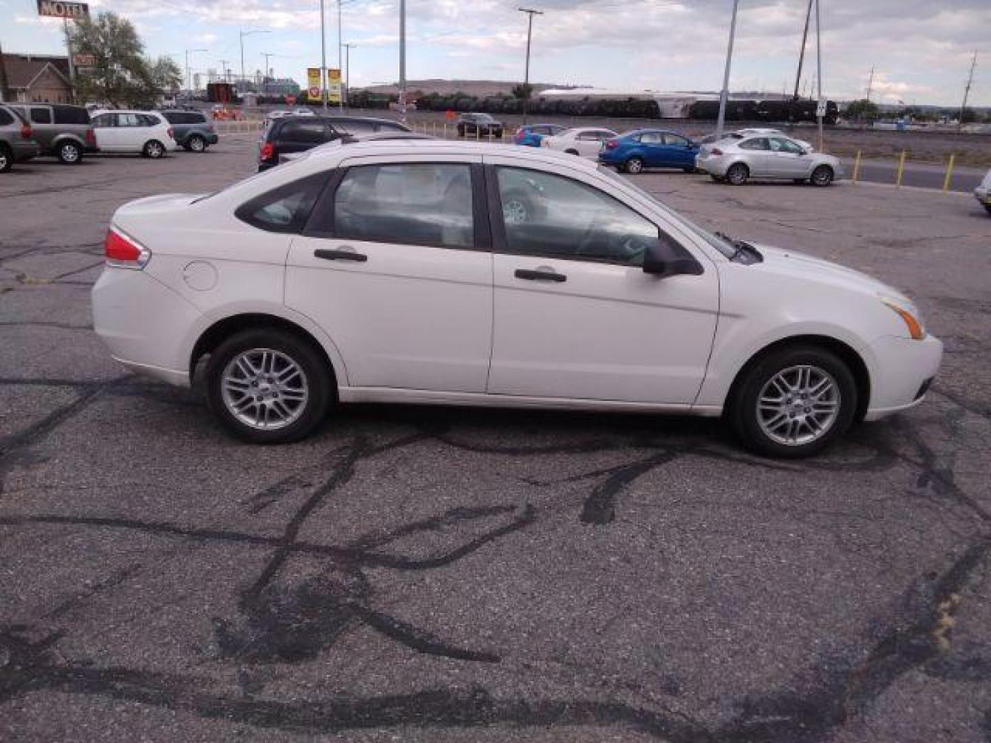 2009 Ford Focus SE Sedan (1FAHP35N29W) with an 2.0L L4 DOHC 16V engine, located at 1800 West Broadway, Missoula, 59808, (406) 543-1986, 46.881348, -114.023628 - Photo#3