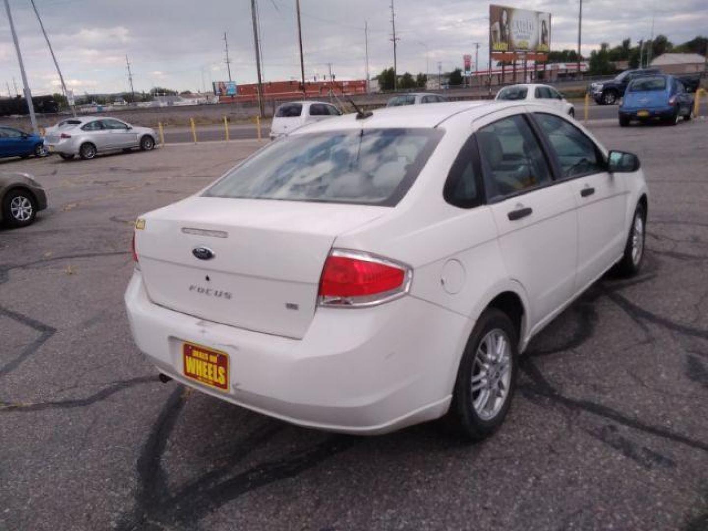 2009 Ford Focus SE Sedan (1FAHP35N29W) with an 2.0L L4 DOHC 16V engine, located at 1800 West Broadway, Missoula, 59808, (406) 543-1986, 46.881348, -114.023628 - Photo#4