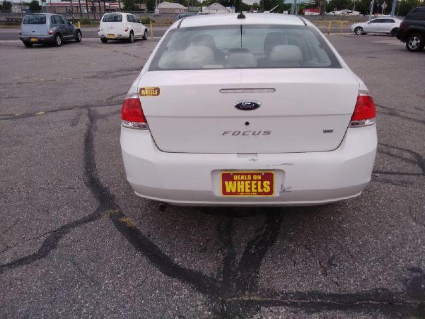 2009 Ford Focus SE Sedan (1FAHP35N29W) with an 2.0L L4 DOHC 16V engine, located at 1800 West Broadway, Missoula, 59808, (406) 543-1986, 46.881348, -114.023628 - Photo#5