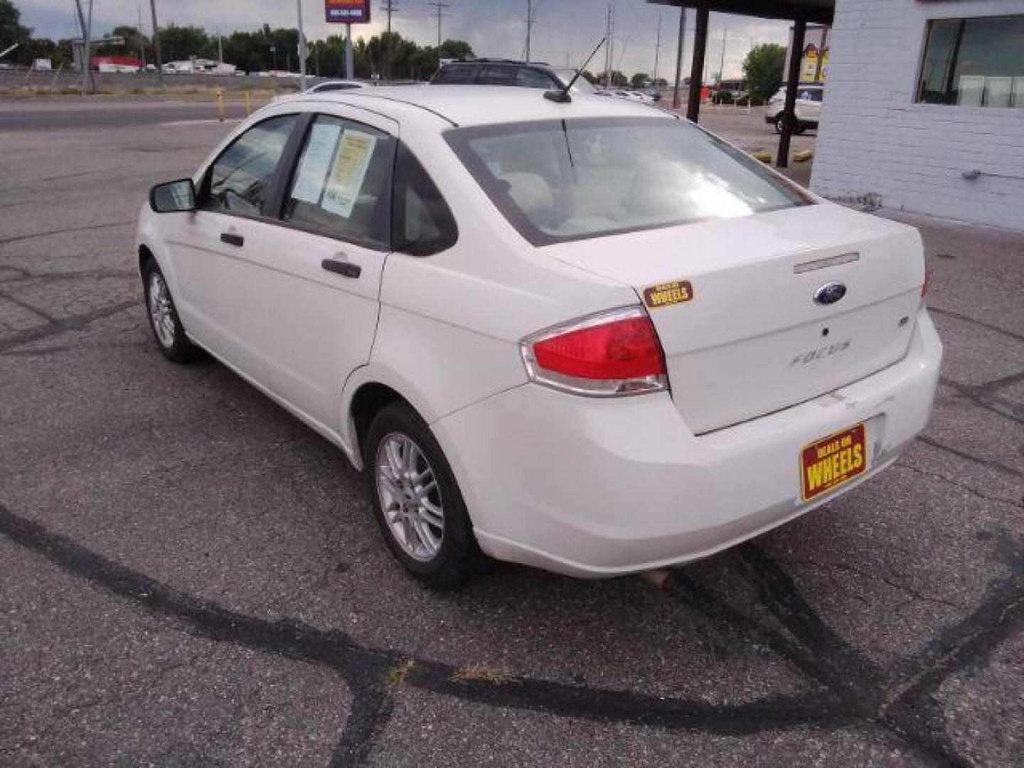 2009 Ford Focus SE Sedan (1FAHP35N29W) with an 2.0L L4 DOHC 16V engine, located at 1800 West Broadway, Missoula, 59808, (406) 543-1986, 46.881348, -114.023628 - Photo#6