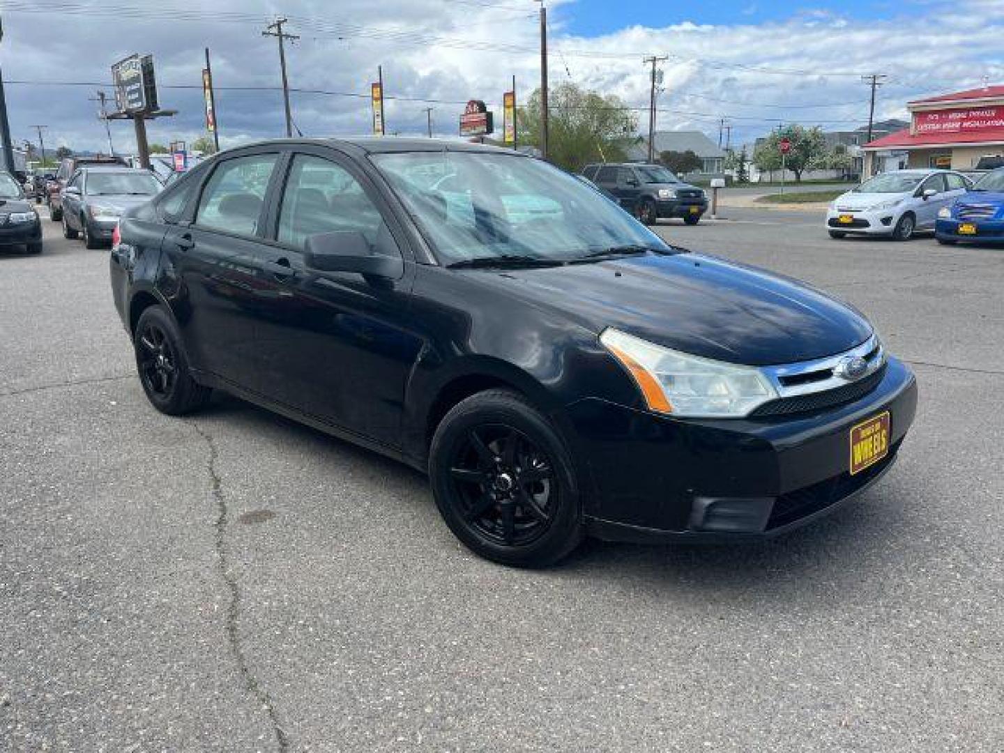 2009 Ford Focus SE Sedan (1FAHP35N99W) with an 2.0L L4 DOHC 16V engine, located at 1821 N Montana Ave., Helena, MT, 59601, 46.603447, -112.022781 - Photo#2