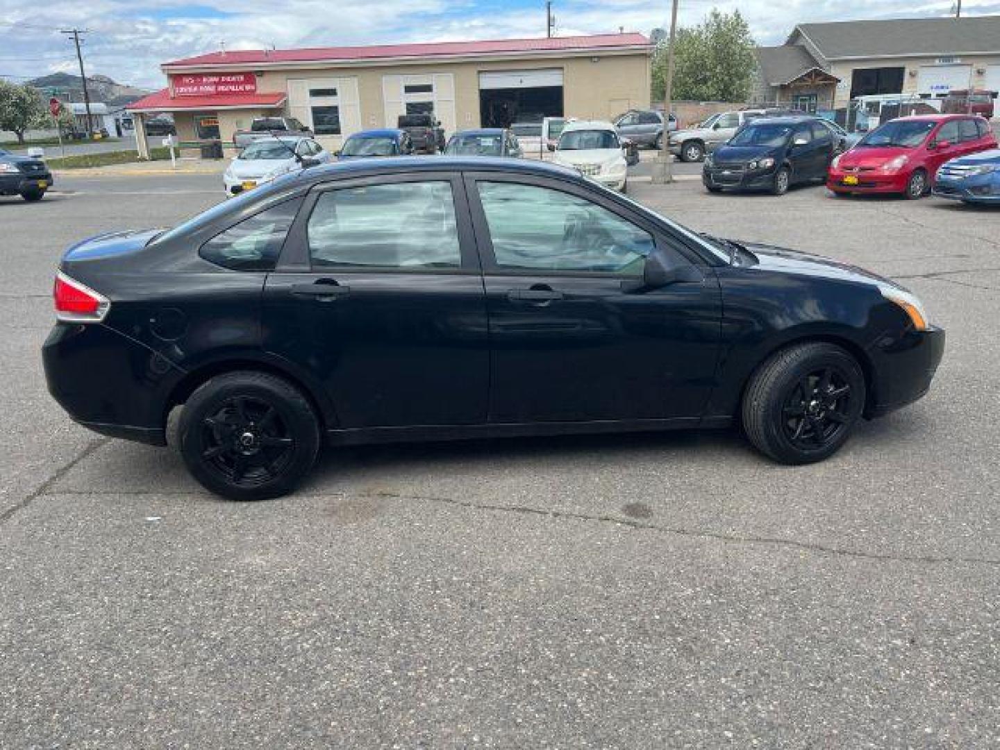 2009 Ford Focus SE Sedan (1FAHP35N99W) with an 2.0L L4 DOHC 16V engine, located at 1821 N Montana Ave., Helena, MT, 59601, 46.603447, -112.022781 - Photo#3