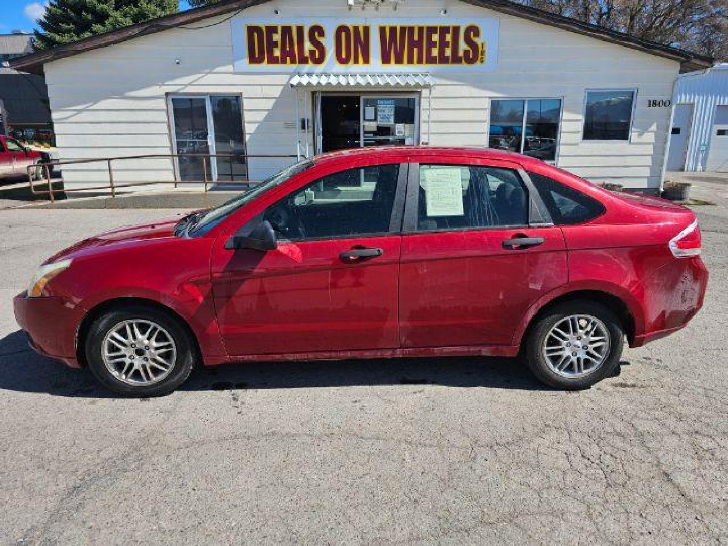 2009 Sangria Red Metallic /Medium Stone Cloth I Ford Focus SE Sedan (1FAHP35N59W) with an 2.0L L4 DOHC 16V engine, 4-Speed Automatic transmission, located at 1800 West Broadway, Missoula, 59808, (406) 543-1986, 46.881348, -114.023628 - Photo#5