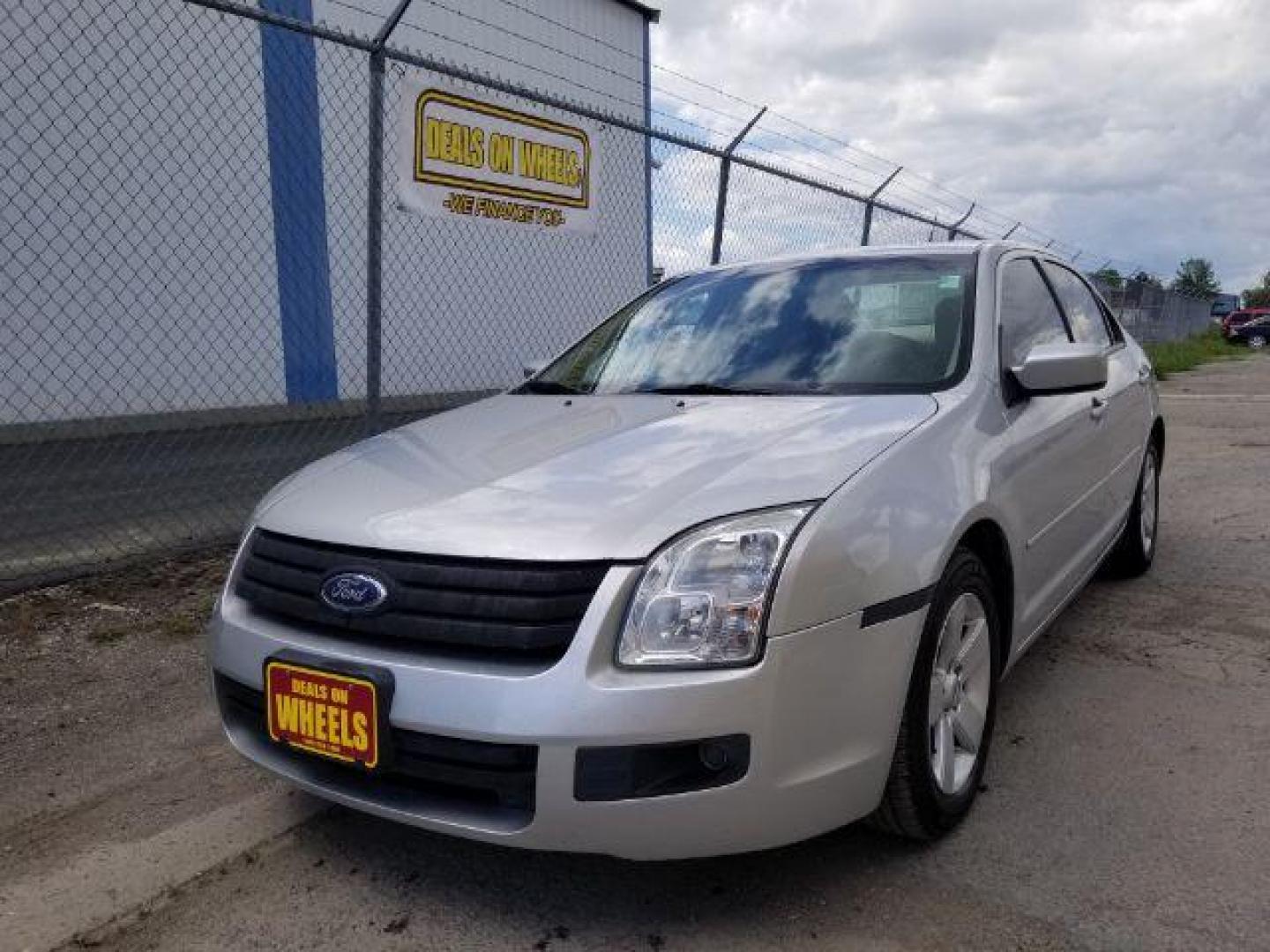 2009 Ford Fusion I4 SE (3FAHP07Z19R) with an 2.3L L4 DOHC 16V engine, located at 4801 10th Ave S,, Great Falls, MT, 59405, 47.494347, -111.229942 - Photo#0