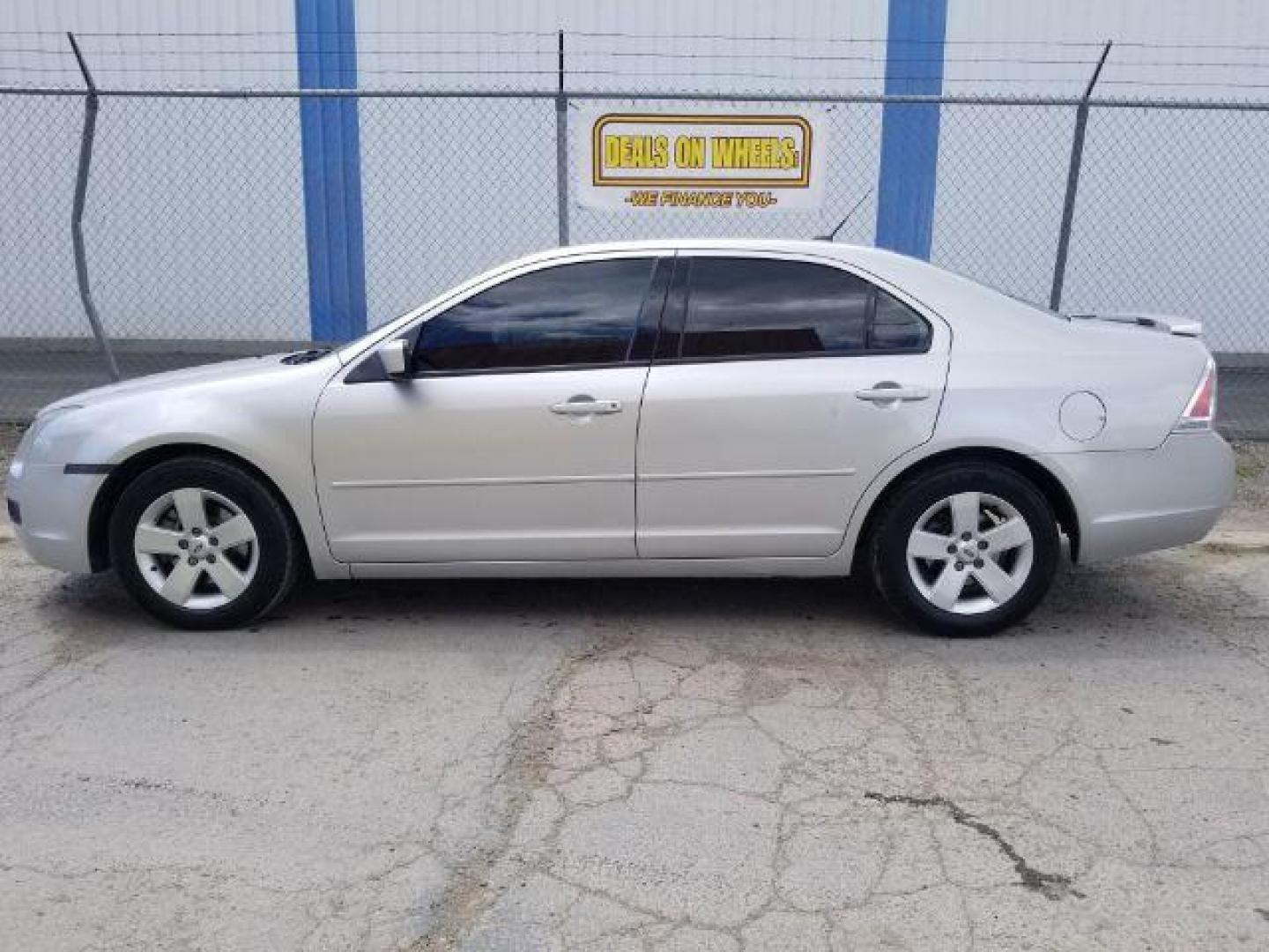 2009 Ford Fusion I4 SE (3FAHP07Z19R) with an 2.3L L4 DOHC 16V engine, located at 4801 10th Ave S,, Great Falls, MT, 59405, 47.494347, -111.229942 - Photo#2