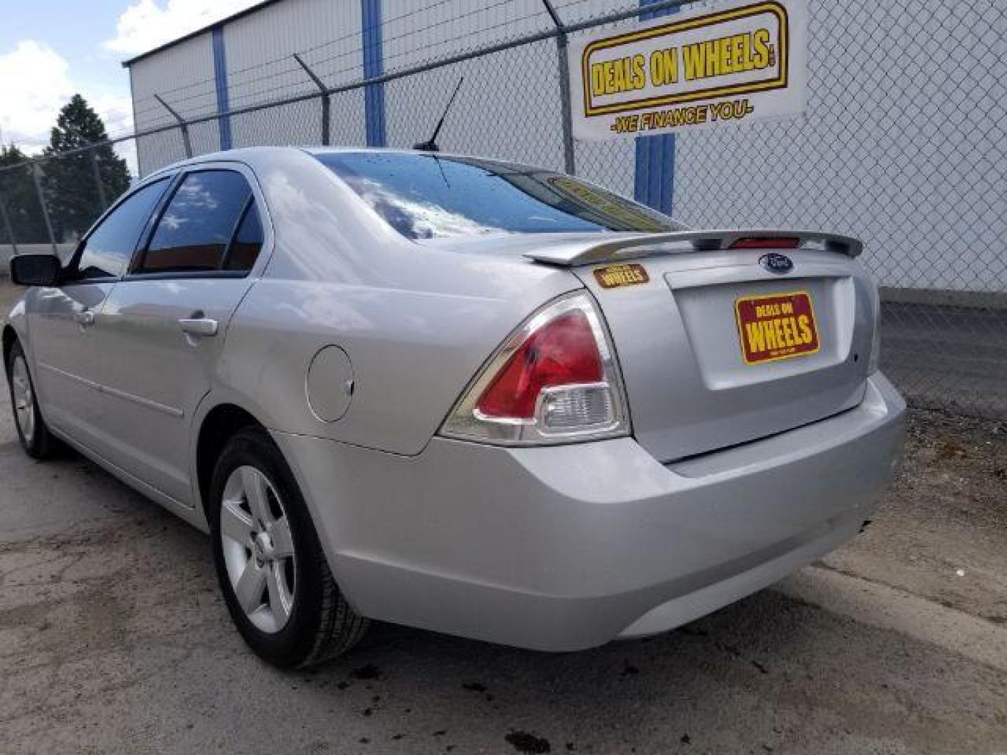 2009 Ford Fusion I4 SE (3FAHP07Z19R) with an 2.3L L4 DOHC 16V engine, located at 4801 10th Ave S,, Great Falls, MT, 59405, 47.494347, -111.229942 - Photo#3