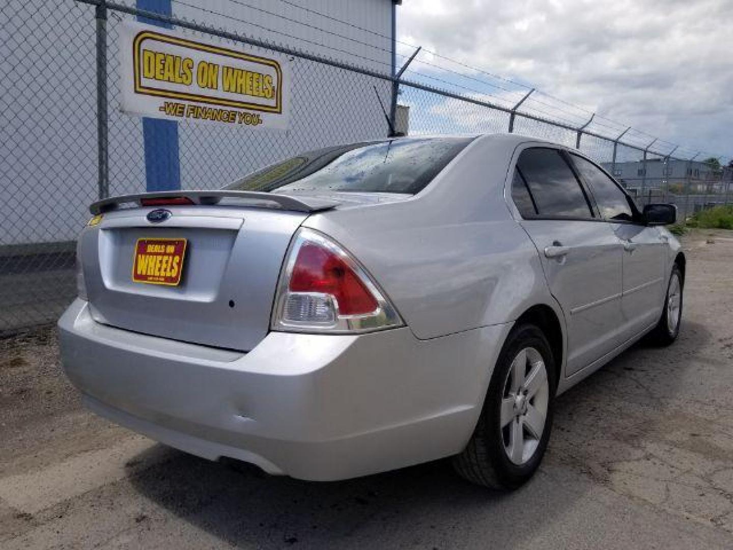 2009 Ford Fusion I4 SE (3FAHP07Z19R) with an 2.3L L4 DOHC 16V engine, located at 4801 10th Ave S,, Great Falls, MT, 59405, 47.494347, -111.229942 - Photo#4