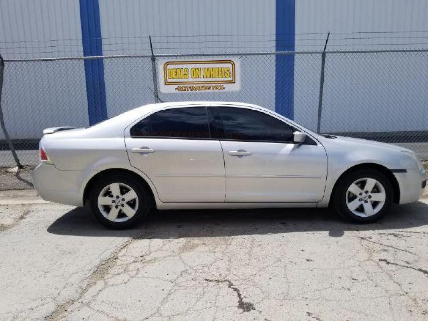 2009 Ford Fusion I4 SE (3FAHP07Z19R) with an 2.3L L4 DOHC 16V engine, located at 4801 10th Ave S,, Great Falls, MT, 59405, 47.494347, -111.229942 - Photo#5