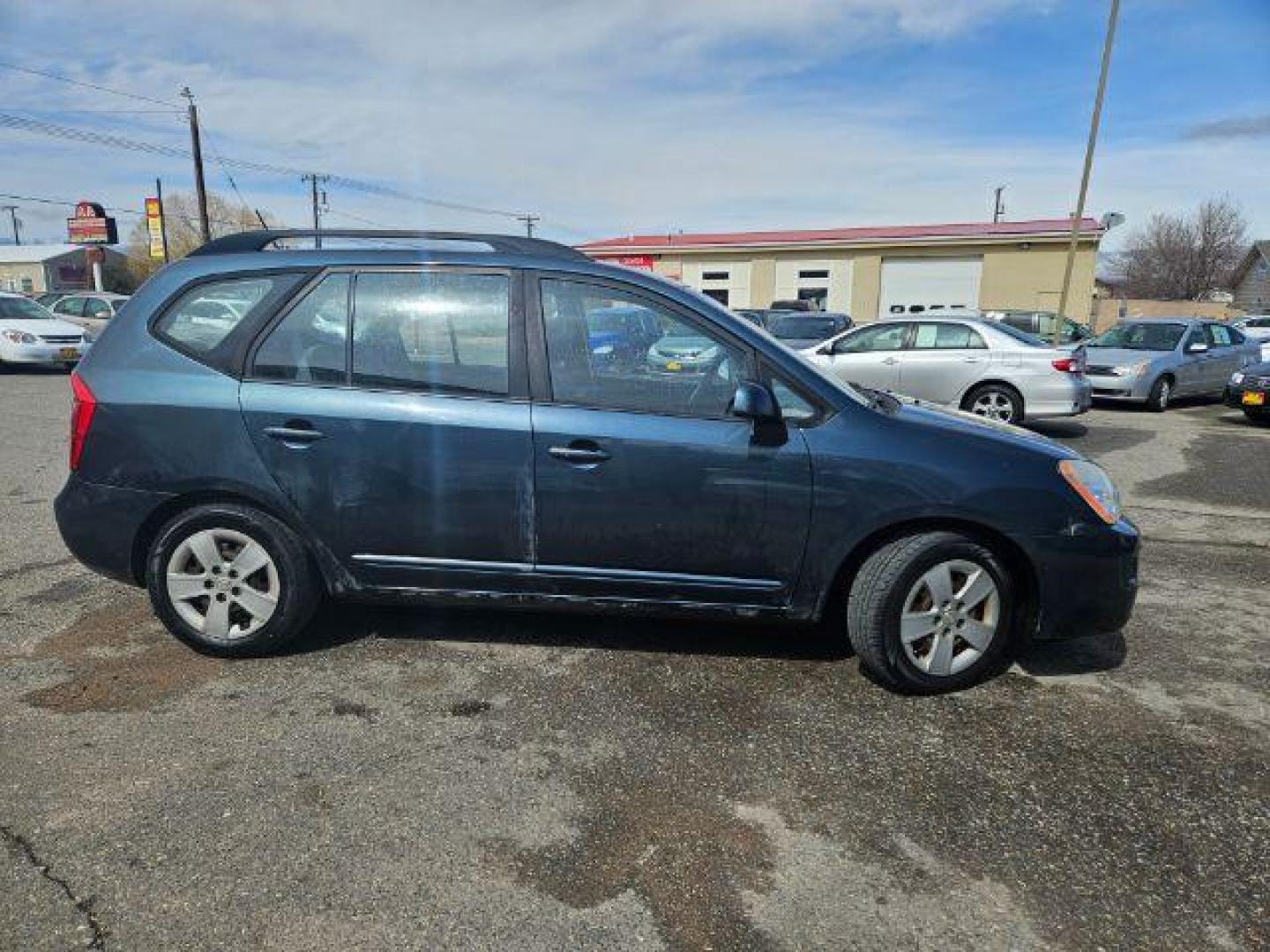 2009 Kia Rondo LX (KNAFG529097) with an 2.4L L4 DOHC 16V engine, 4-Speed Automatic transmission, located at 1821 N Montana Ave., Helena, MT, 59601, 46.603447, -112.022781 - Photo#2