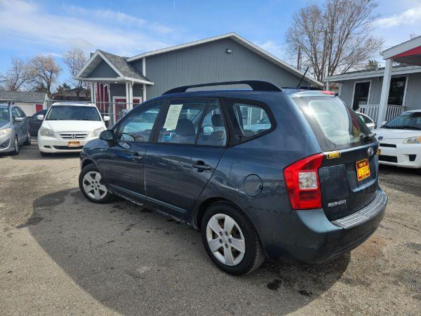 2009 Kia Rondo LX (KNAFG529097) with an 2.4L L4 DOHC 16V engine, 4-Speed Automatic transmission, located at 1821 N Montana Ave., Helena, MT, 59601, 46.603447, -112.022781 - Photo#4