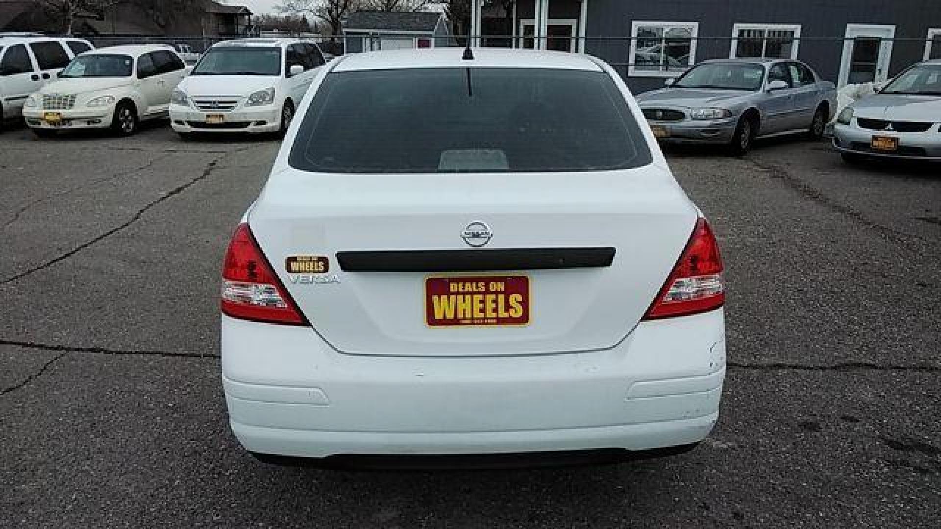 2009 Fresh Powder Nissan Versa 1.6 Base Sedan (3N1CC11E29L) with an 1.6L L4 DOHC 16V engine, located at 1821 N Montana Ave., Helena, MT, 59601, 46.603447, -112.022781 - Photo#5