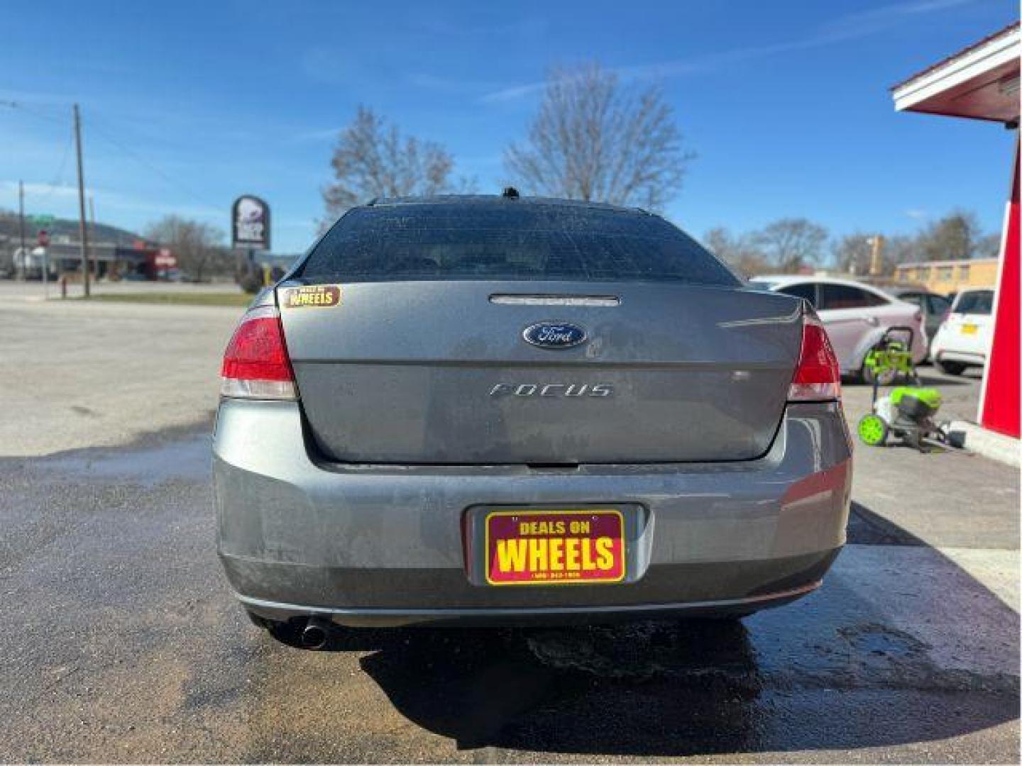 2011 Ford Focus SE Sedan (1FAHP3FN1BW) with an 2.0L L4 DOHC 16V engine, located at 601 E. Idaho St., Kalispell, MT, 59901, 48.203983, -114.308662 - Photo#3