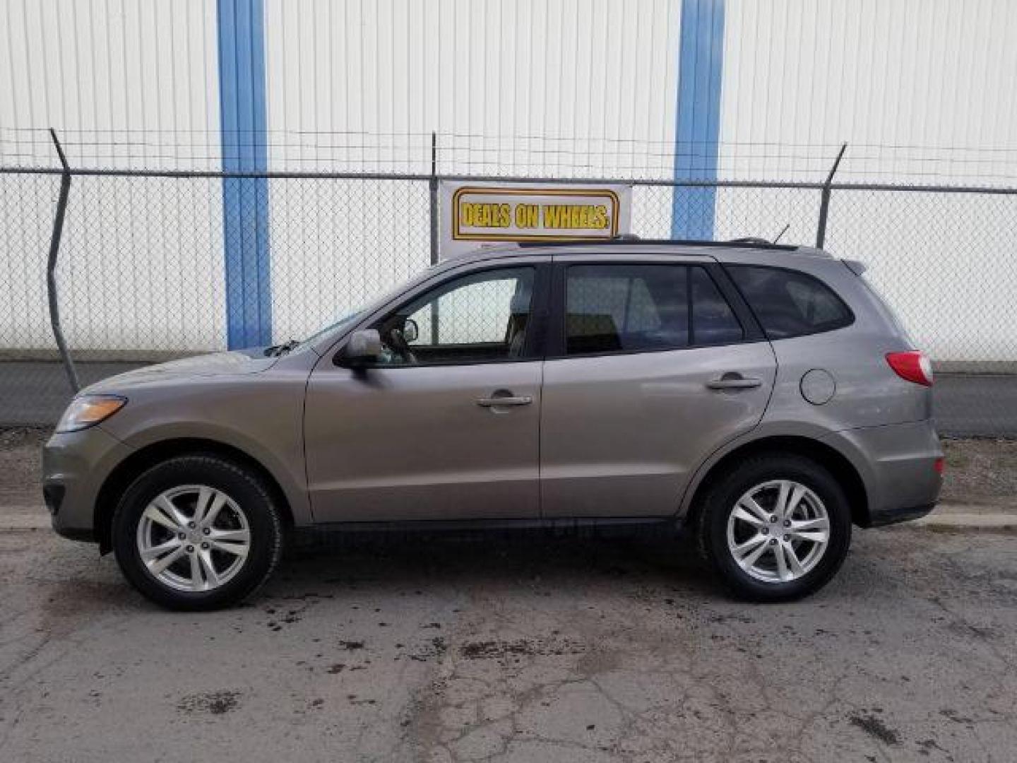 2012 Hyundai Santa Fe SE 3.5 4WD (5XYZHDAG9CG) with an 3.5L V6 DOHC 24V engine, 6-Speed Automatic transmission, located at 601 E. Idaho St., Kalispell, MT, 59901, 48.203983, -114.308662 - Photo#2