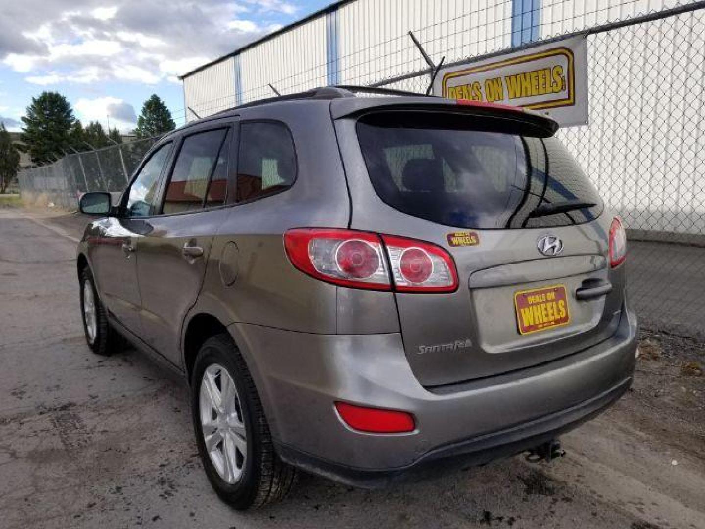 2012 Hyundai Santa Fe SE 3.5 4WD (5XYZHDAG9CG) with an 3.5L V6 DOHC 24V engine, 6-Speed Automatic transmission, located at 601 E. Idaho St., Kalispell, MT, 59901, 48.203983, -114.308662 - Photo#3