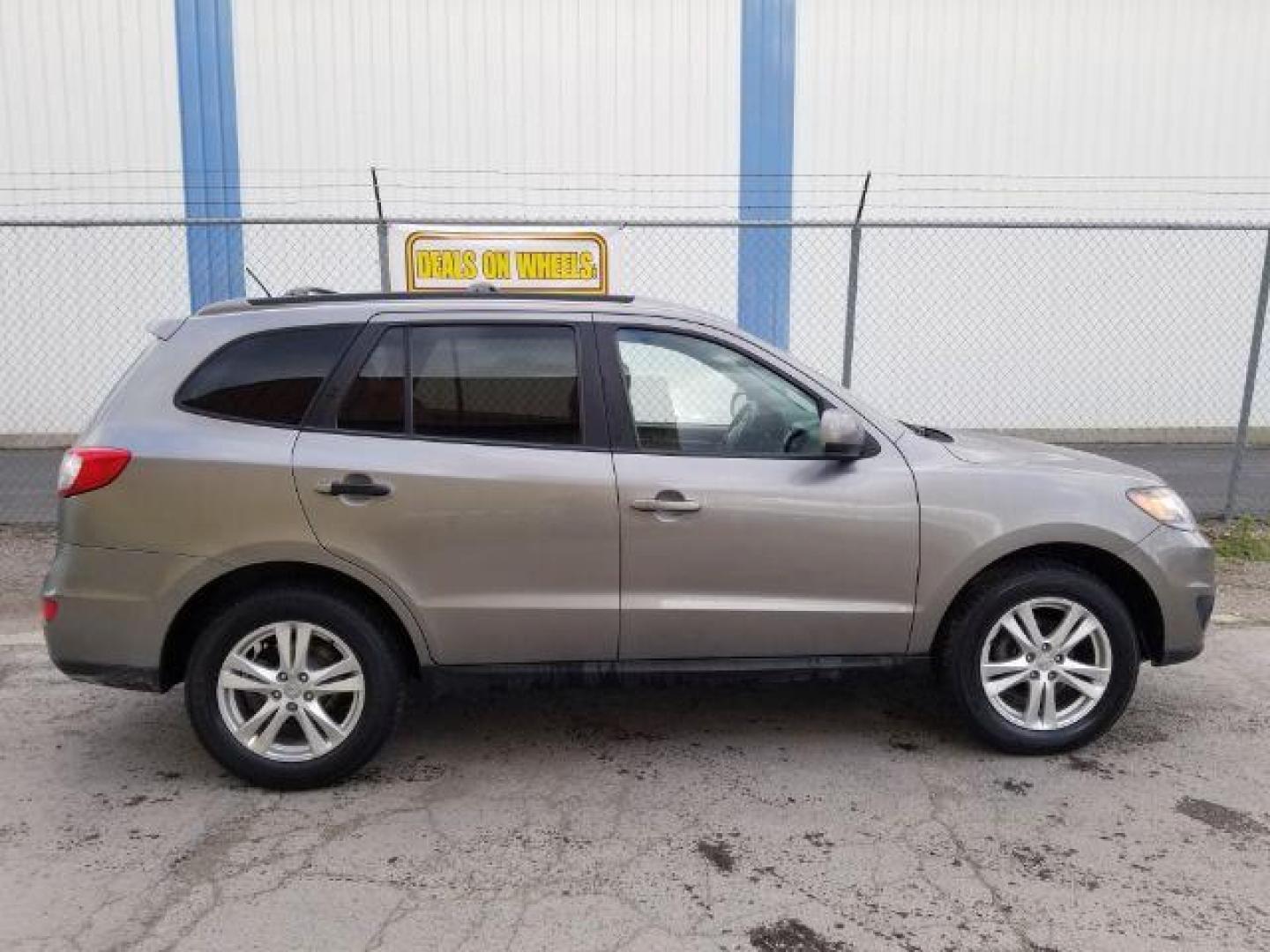 2012 Hyundai Santa Fe SE 3.5 4WD (5XYZHDAG9CG) with an 3.5L V6 DOHC 24V engine, 6-Speed Automatic transmission, located at 601 E. Idaho St., Kalispell, MT, 59901, 48.203983, -114.308662 - Photo#5