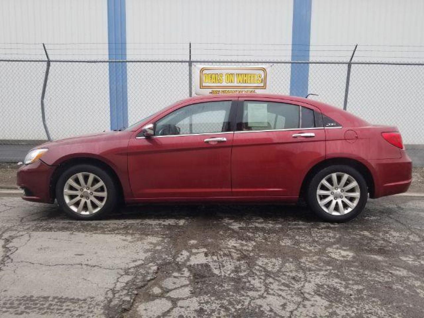 2013 Chrysler 200 Limited (1C3CCBCG7DN) with an 3.6L V6 DOHC 24V FFV engine, 6-Speed Automatic transmission, located at 601 E. Idaho St., Kalispell, MT, 59901, 48.203983, -114.308662 - Photo#6