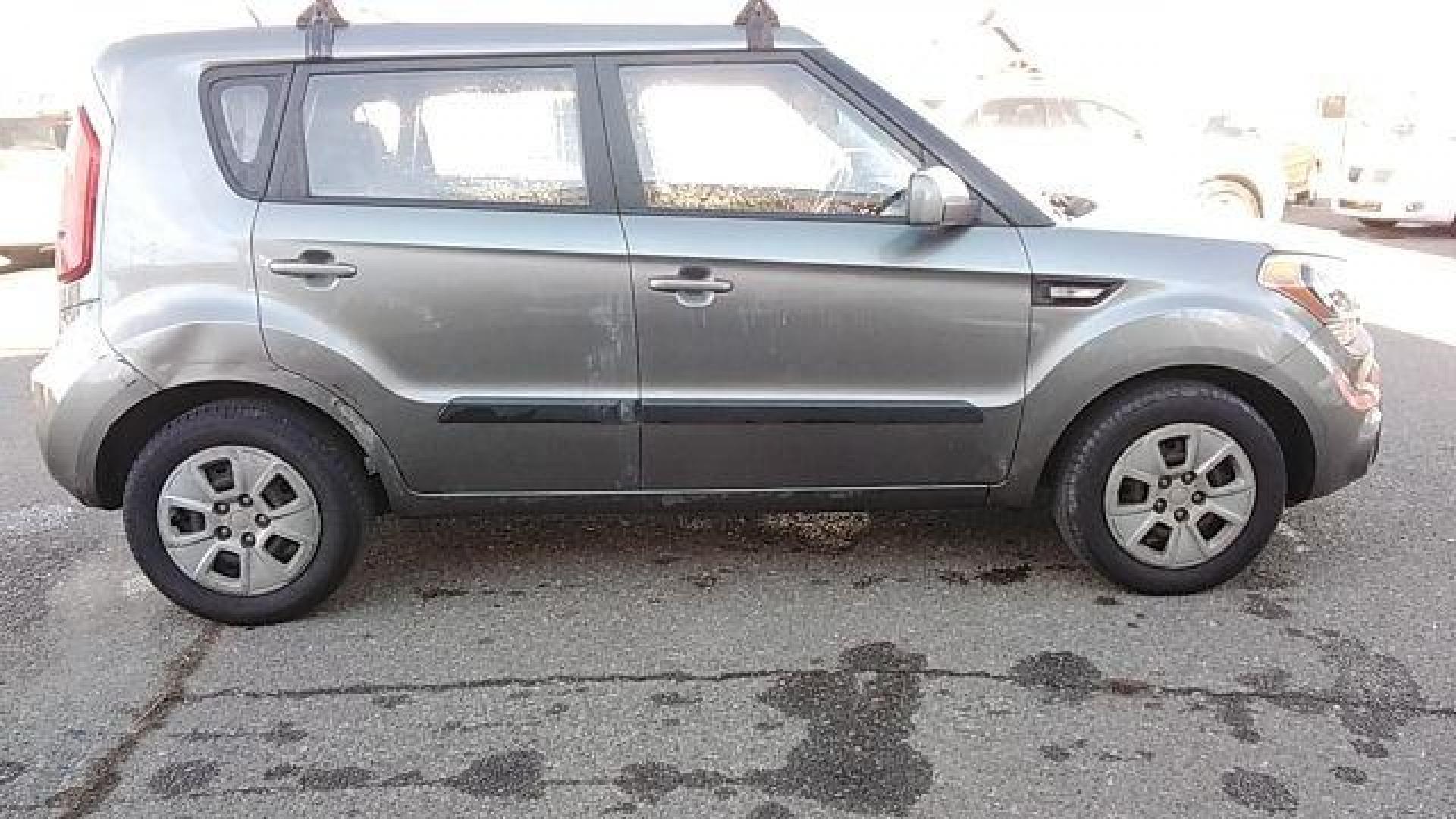 2013 Kia Soul Base (KNDJT2A59D7) with an 1.6L L4 DOHC 16V engine, 5-Speed Manual transmission, located at 1821 N Montana Ave., Helena, MT, 59601, 46.603447, -112.022781 - Photo#3