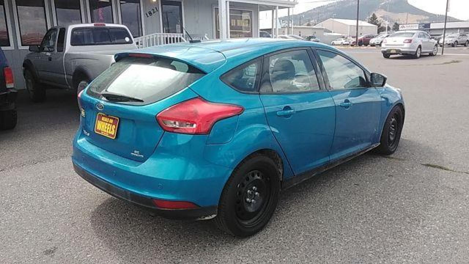 2015 Ford Focus SE Hatch (1FADP3K29FL) with an 2.0L L4 DOHC 16V engine, 5-Speed Manual transmission, located at 1821 N Montana Ave., Helena, MT, 59601, 46.603447, -112.022781 - Photo#4