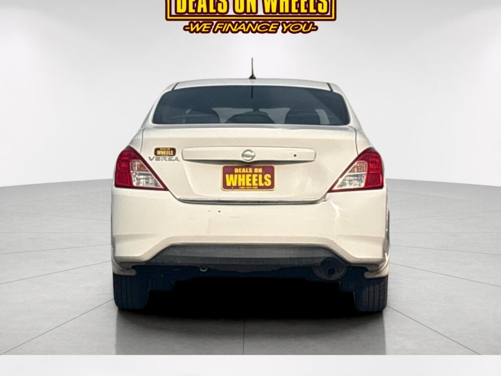 2015 Nissan Versa 1.6 S 5M